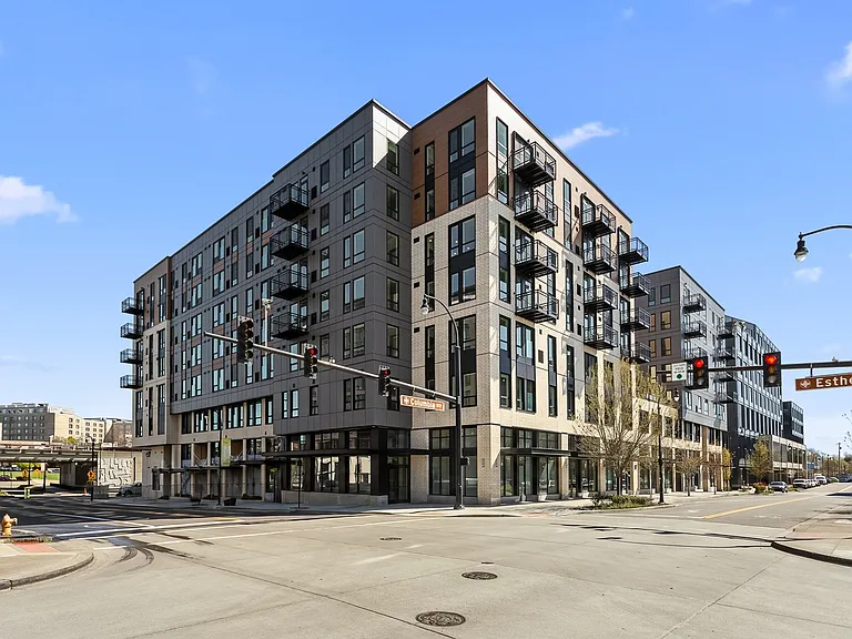 440 West — Photo 22