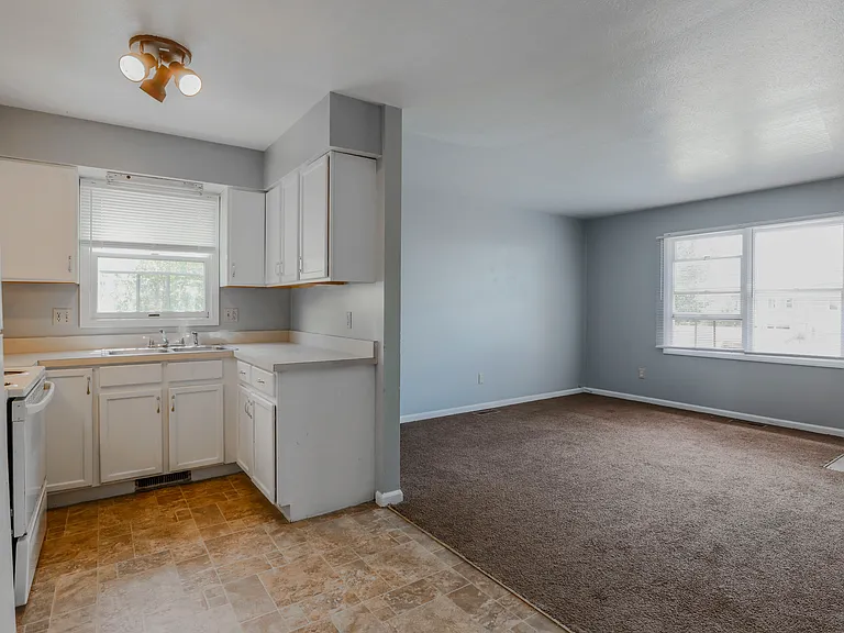 Tippecanoe Drive Apartments — Photo 33