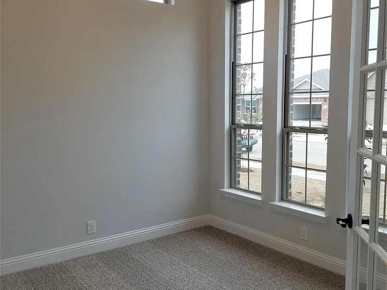 2113 Burke Dr — Photo 4