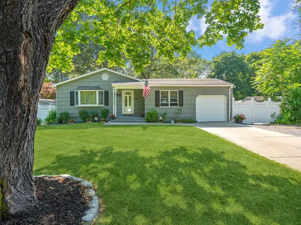 30 Lincoln Avenue, Port Jefferson Station, NY 11776