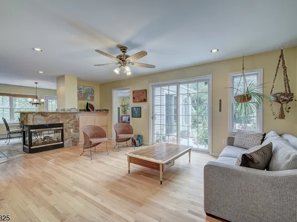 64 Venetian Dr, Jefferson Twp., NJ 07849