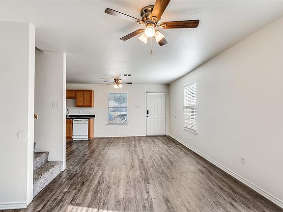 4th image of 325 Queens Ct S APT A