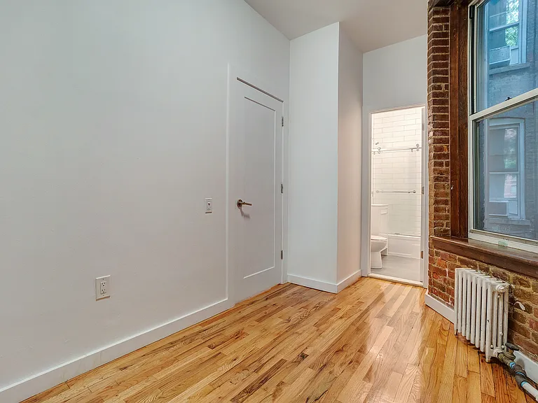 364 W 51st St #1R — Photo 8