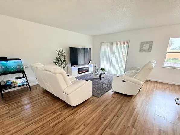 17901 NW 68th Ave APT R209, Hialeah, FL 33015
