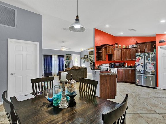 4th image of 407 Memorial Dr