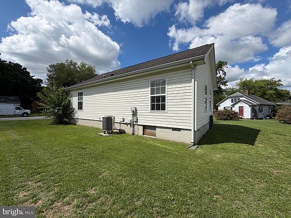 5th image of 325 Carter Ave