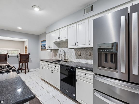 5th image of 22 Bedford Ct
