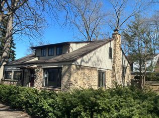 10 Smithwood Dr, Morton Grove, IL 60053