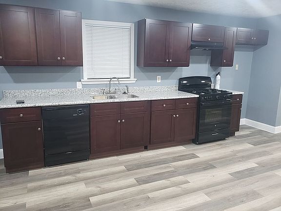 Kitchen w/ Dishwasher/Stove