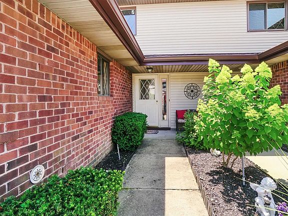 2nd image of 47 Cambridge Dr W #47