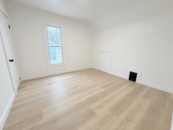4th image of 165 College Ave N #1