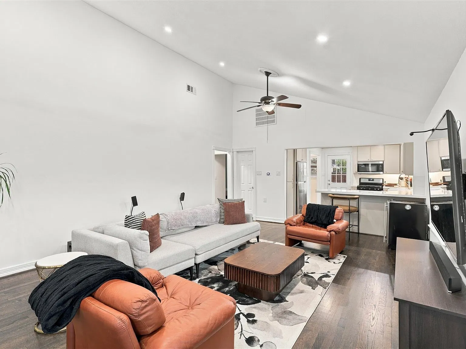 3 bed, 2.0 bath, 1524 sqft, $2,700 — Photo 1