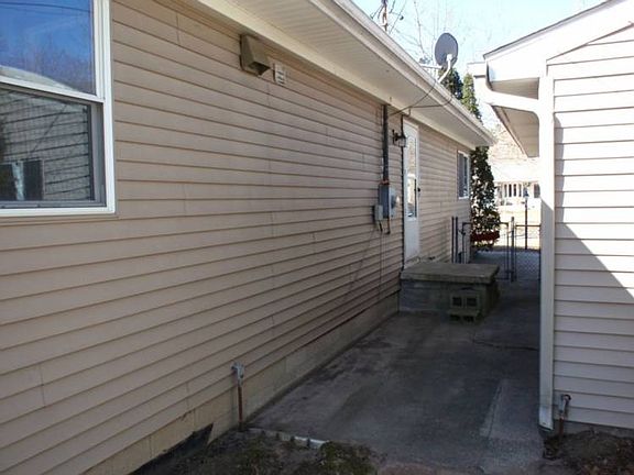 Area between the house & the garage.
