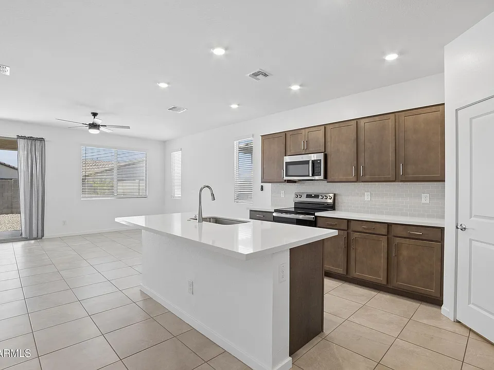 25293 W Wayland Dr