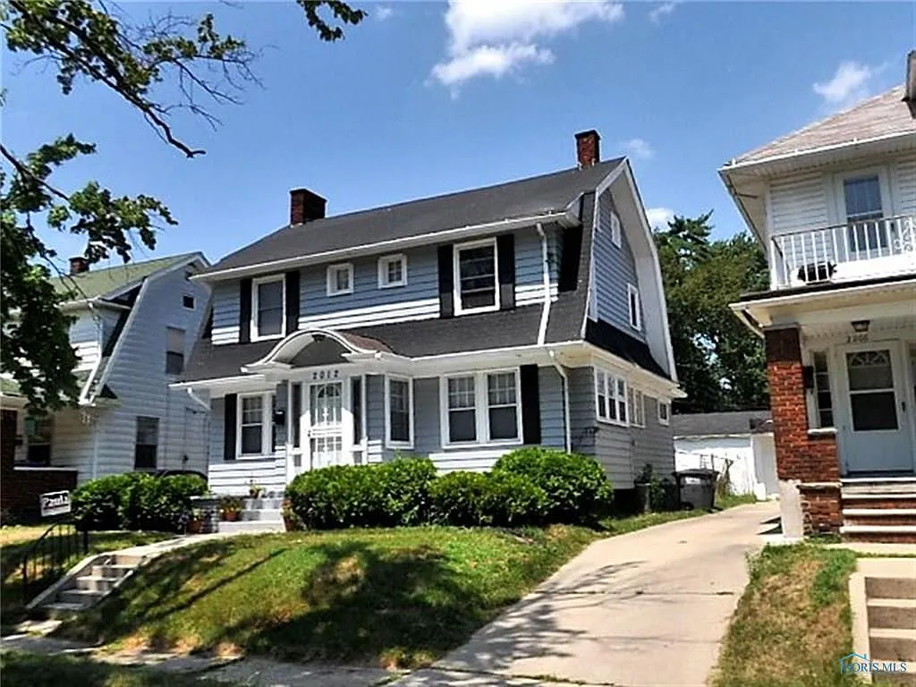 2012 Fernwood Ave photo 1