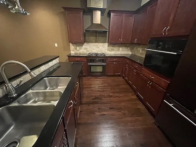 102 N Locust St — Photo 15