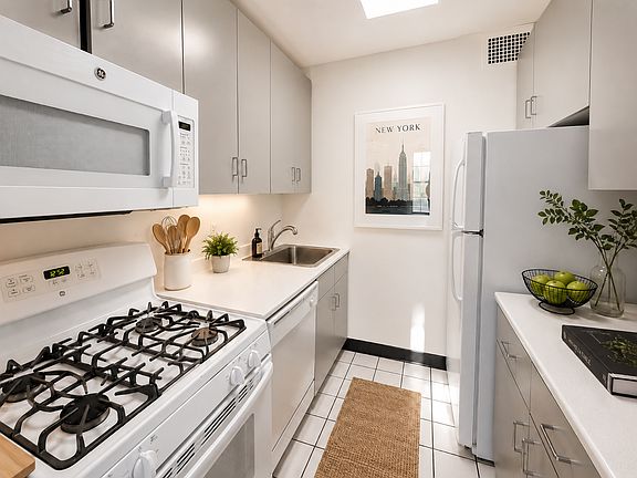 3rd image of 400 E 54th St APT 8B