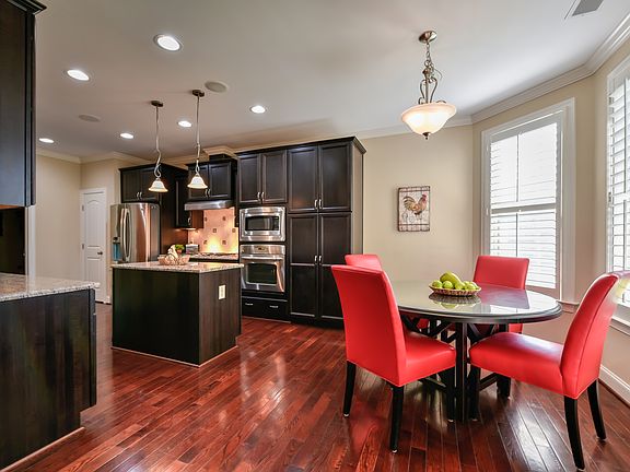 Custom Eat-In Kitchen