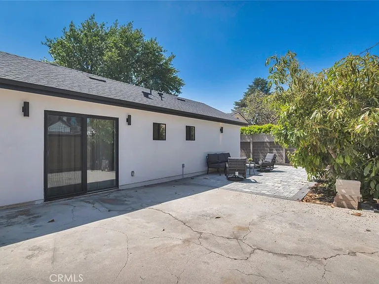 2117 W Clark Ave — Photo 22