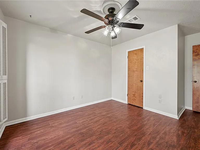 2505 Rustling Oaks Dr — Photo 17