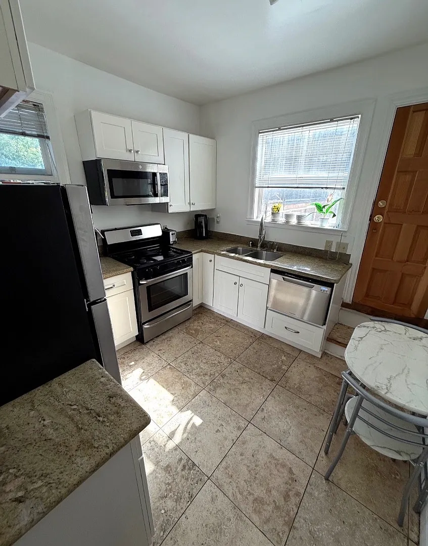 Unit Photo - 1808 Euclid Ave #2
