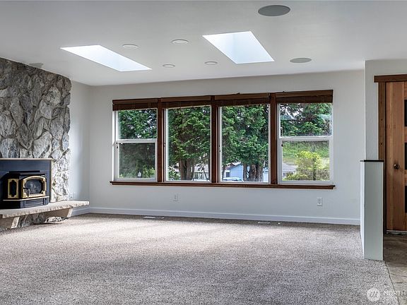 3rd image of 7102 48th Avenue E