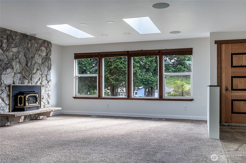 3rd image of 7102 48th Avenue E