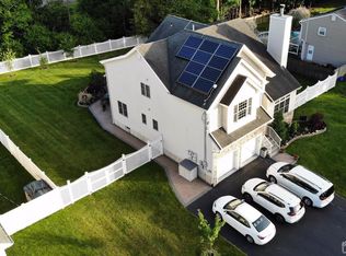 4 Brook Rd, Kendall Park, NJ 08824