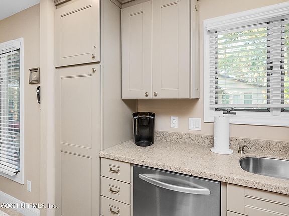 5th image of 530 Quail Pointe Ln