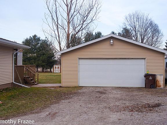 3rd image of 1572 N Cochran Ave