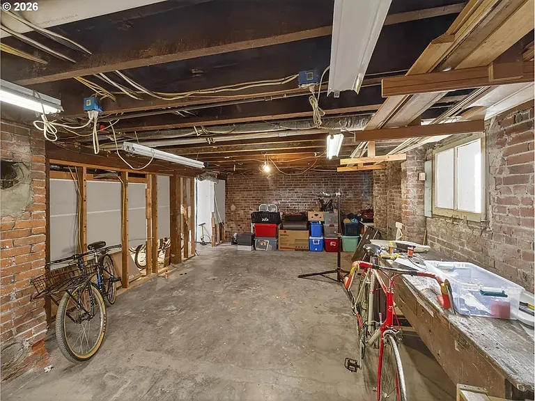 237 NE Graham St — Photo 20