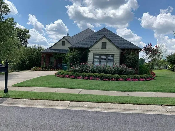 4304 Pine Valley Dr, Bessemer, AL 35022