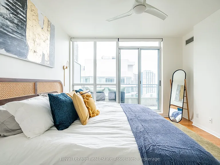 230 Queens Quay W #2811 — Photo 12