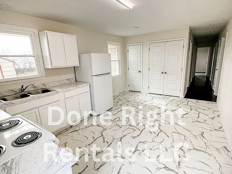 925 Rose Dr — Photo 3