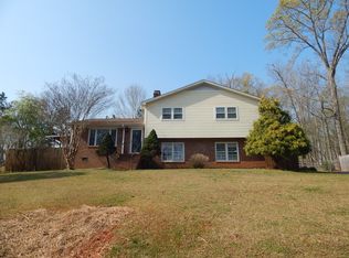 402 Sourwood Dr, Seneca, SC 29678