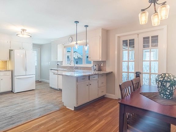 3rd image of 11 Hillview Rd