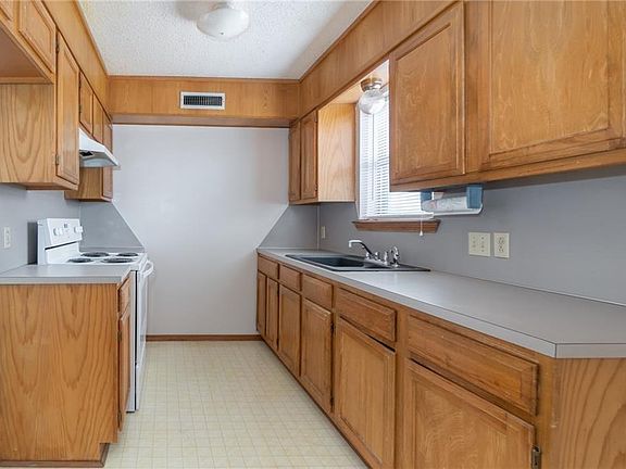 4th image of 2807 Martha Dr