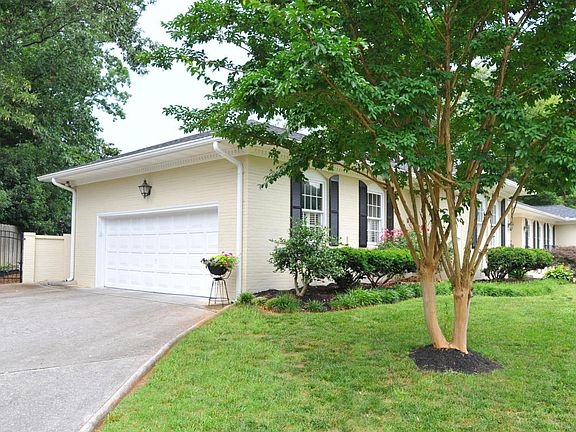3rd image of 305 Corby Ln
