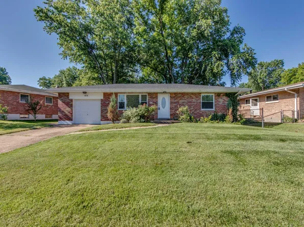 414 Lambeth Ln, Saint Louis, MO 63125