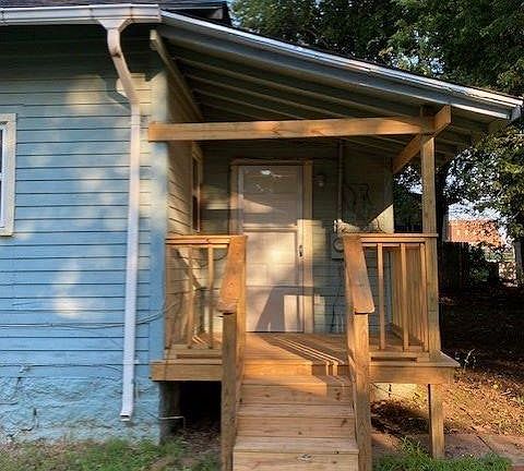 3rd image of 713 E Grand Ave