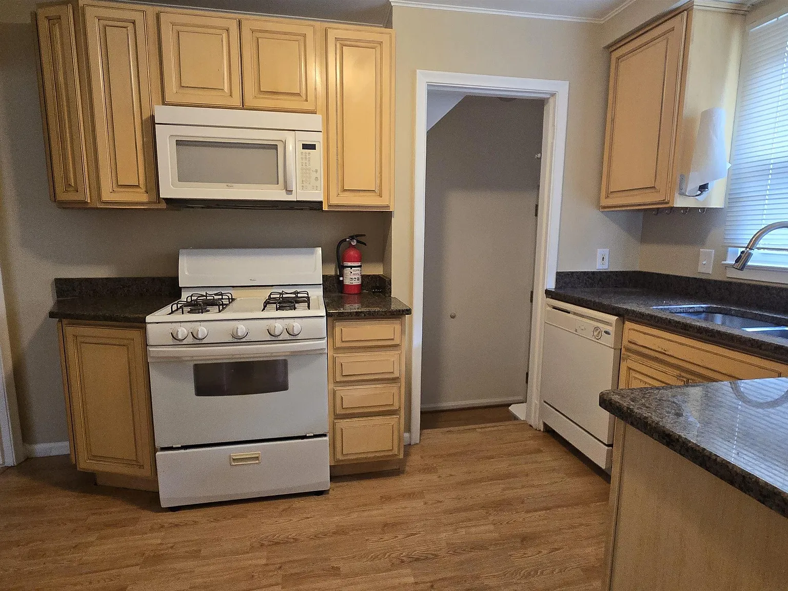 4 bed, 2.0 bath, 1295 sqft, $1,900 — Photo 4