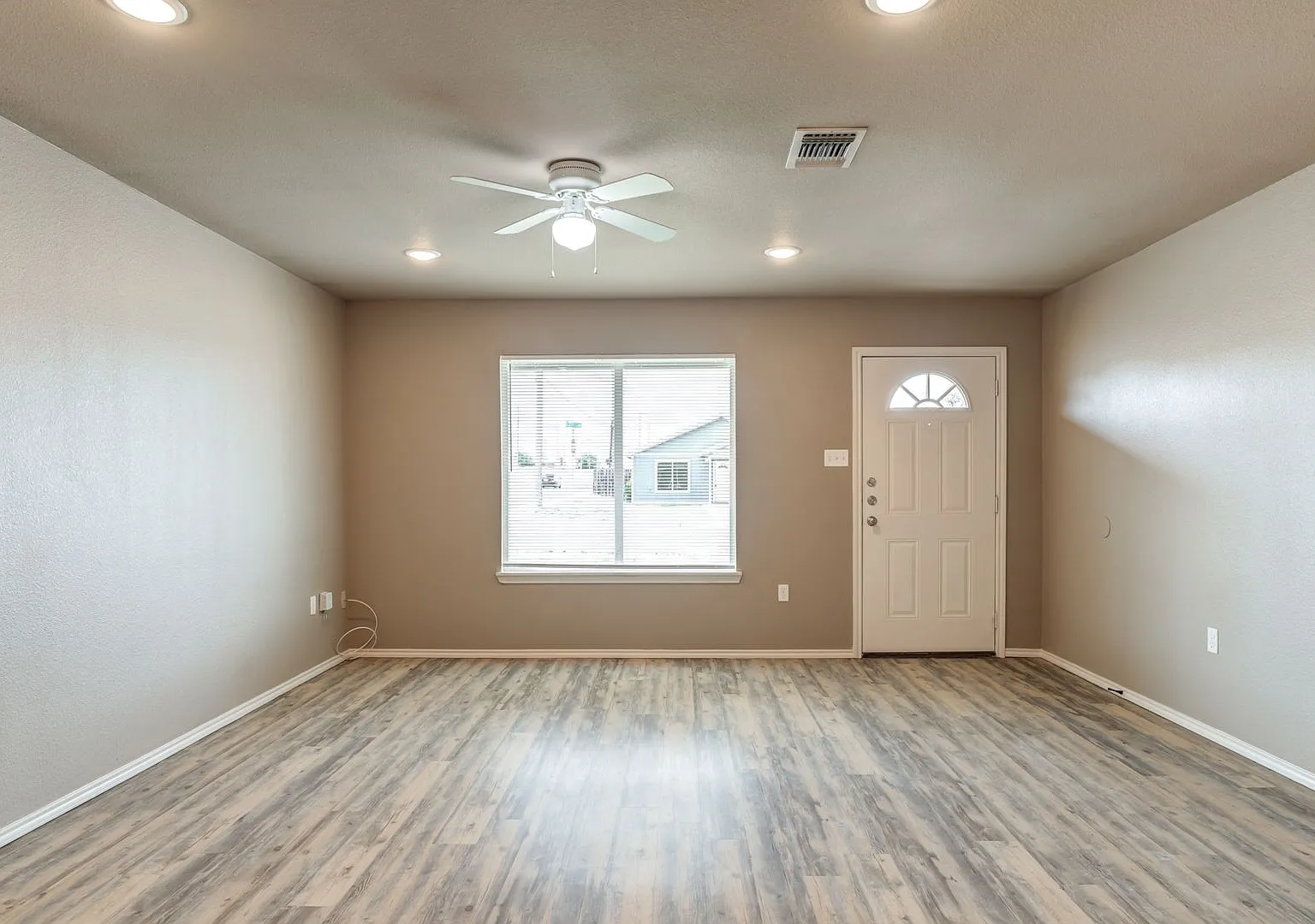 Cozy 3 bedroom Home — Photo 2