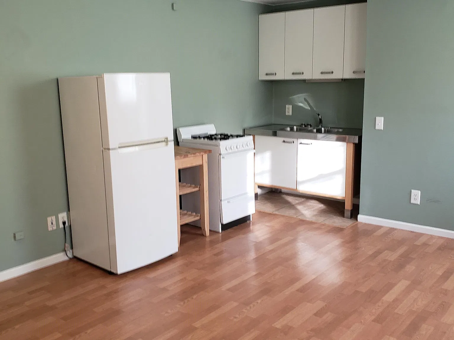 Studio, 300 sqft, $825 — Photo 2