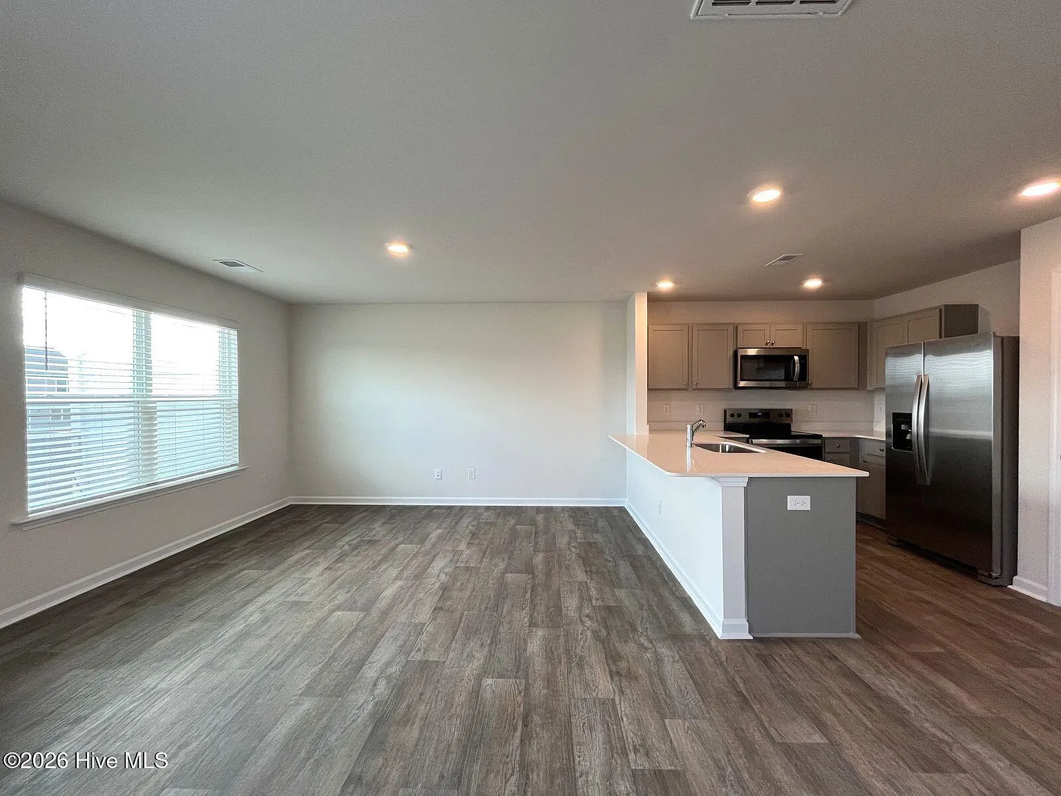 3 bed, 2.5 bath, 1418 sqft, $1,800 — Photo 3