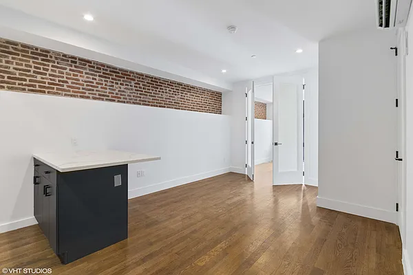 Rented by Venn NY Inc | media 16