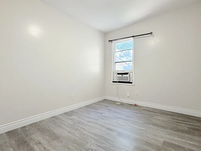 476 Aylmer Ave — Photo 14