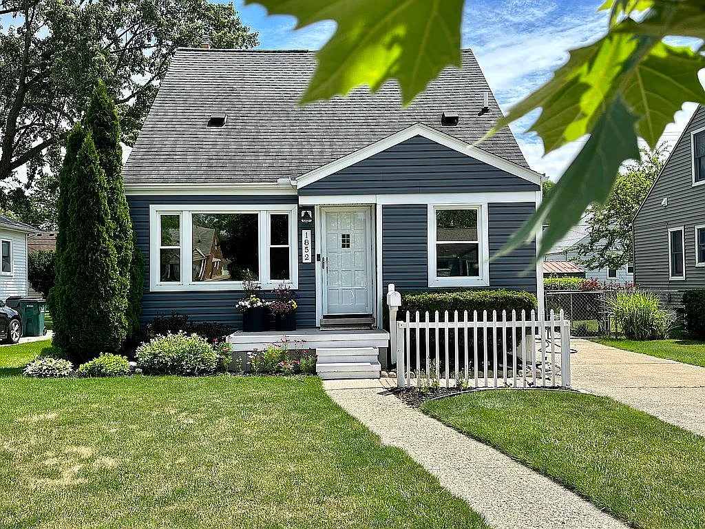 1852 Cass Blvd photo 1