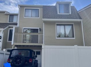 65 Peddlars Dr, Branford, CT 06405