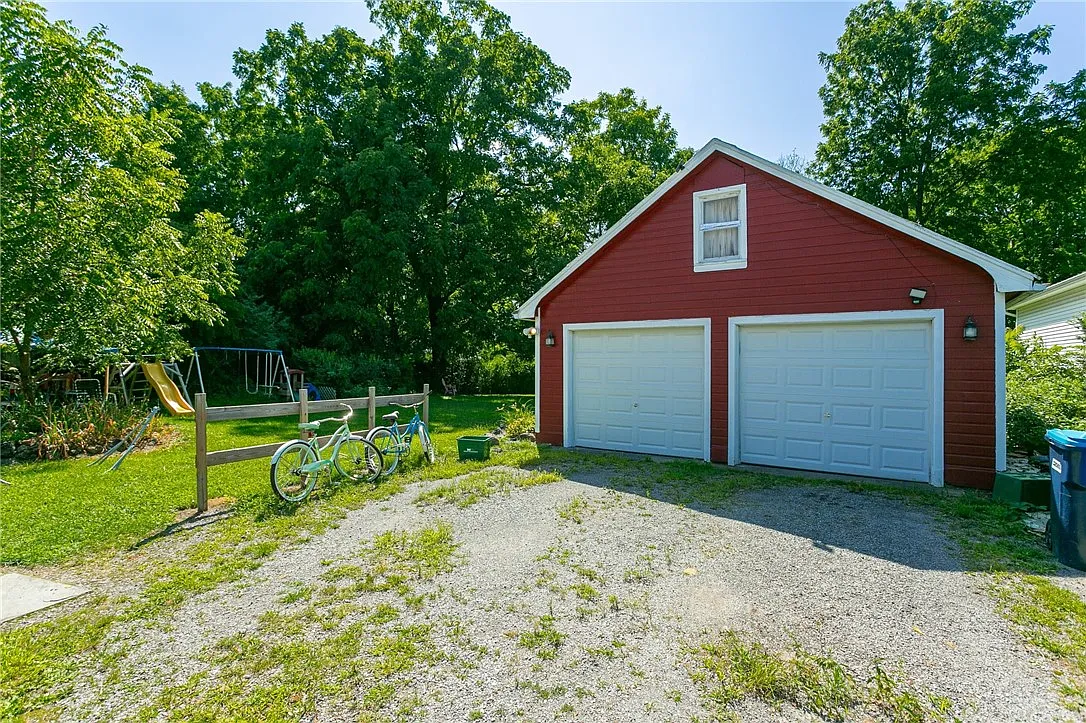 5 bed, 2.5 bath, 2656 sqft, $2,800 — Photo 2