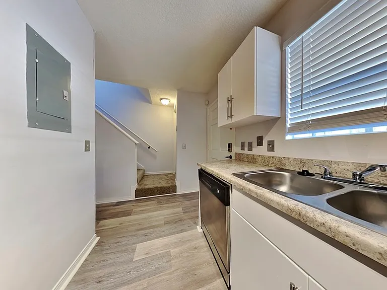 111 E 1st St #16 — Photo 3
